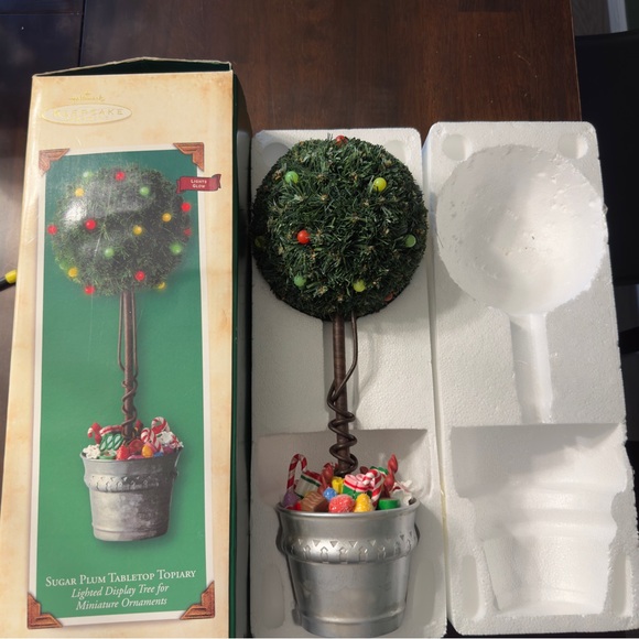 Hallmark Keepsake Lighted Sugar Plum Tabletop Topiary 2002 - Retired - Picture 12 of 12